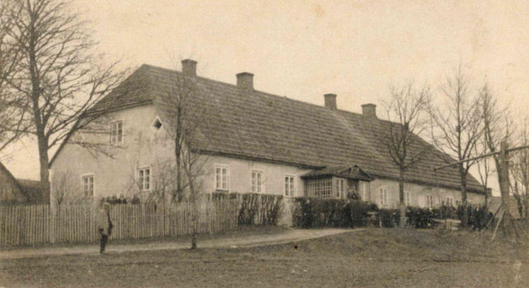 Sena, vēsturiska fotogrāfija ar Rubenes draudzes skolas vienstāva ēku, žogu un pagalmu.