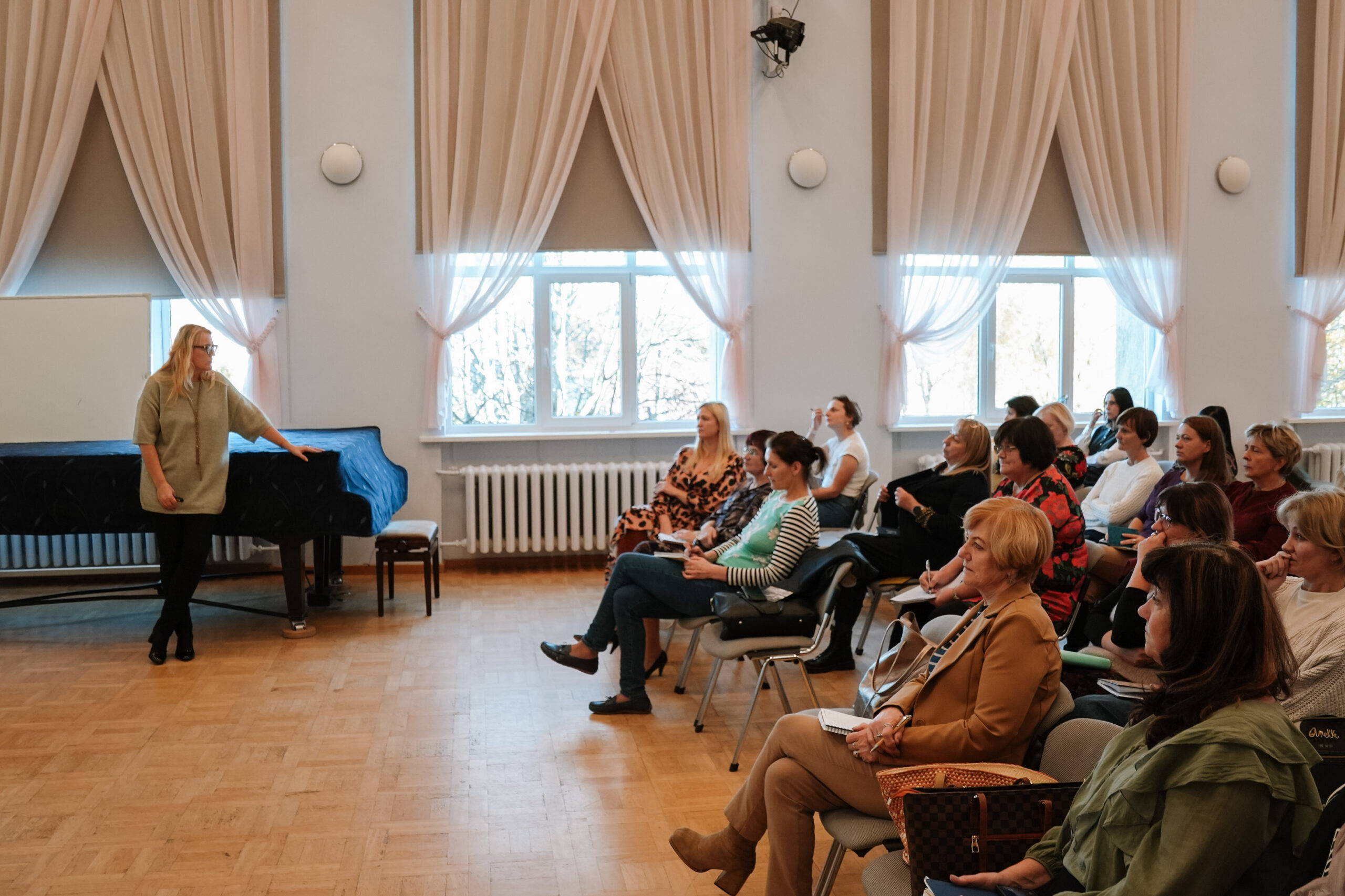 Pedagogi Valmieras 5. vidusskolā klausās lekciju