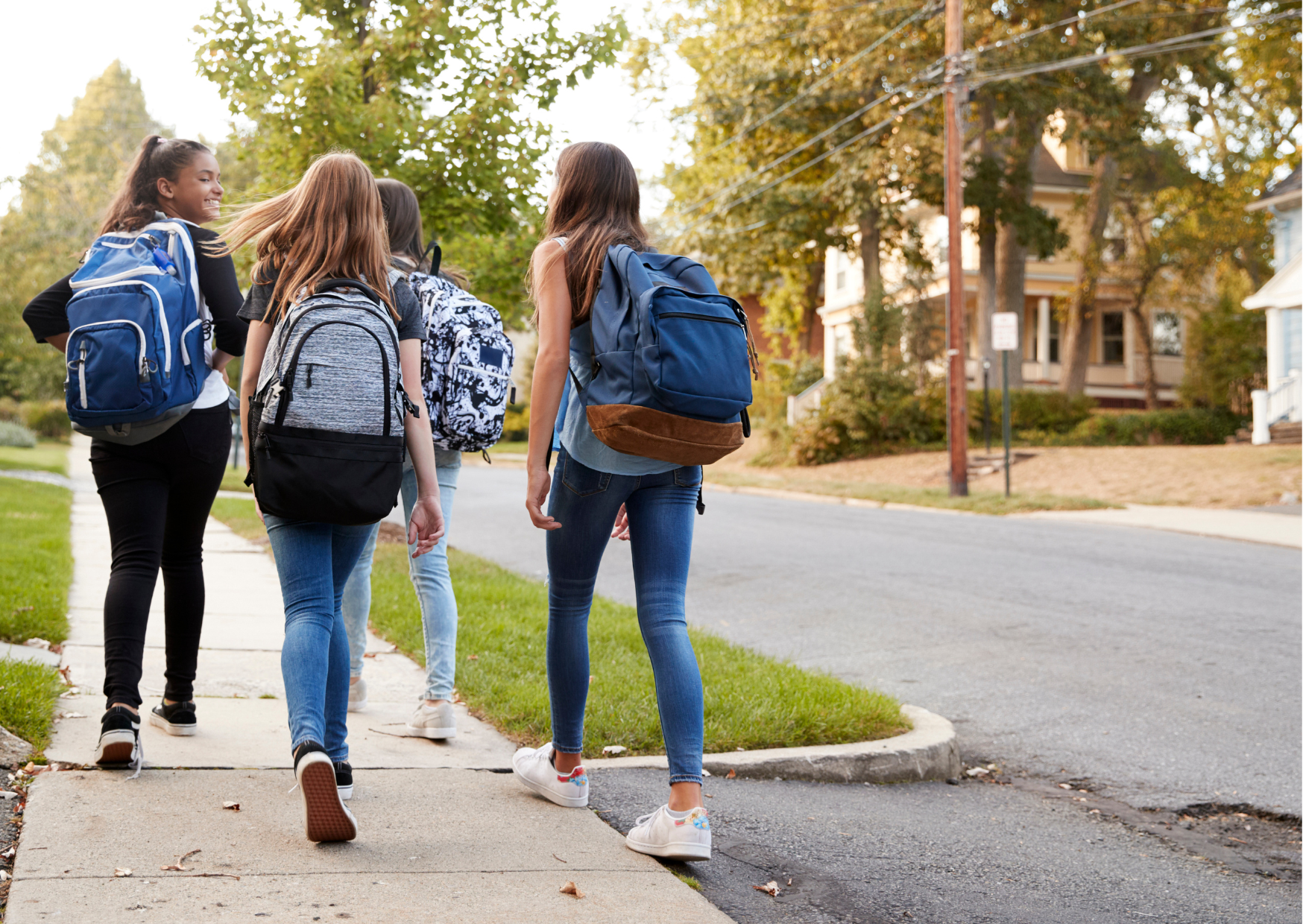 Četras meitenes ar mugursomām uz pleciem